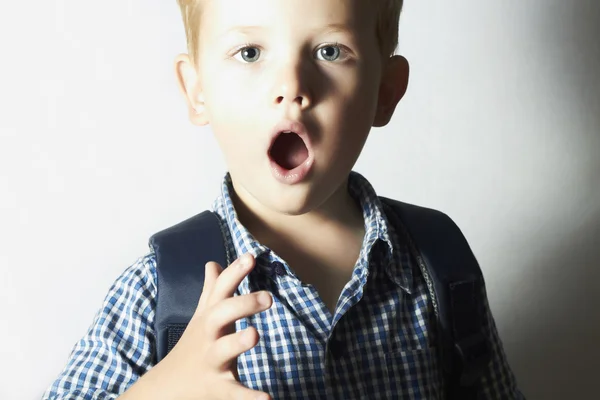 Überraschungskind. 4-jähriger Junge. Kleines Kind. Emotionen — Stockfoto