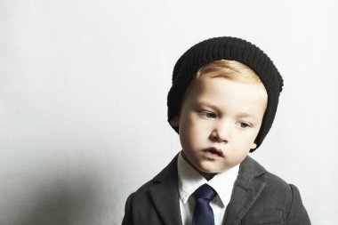 üzgün küçük bir çocuk suit.style çocuk içinde. moda çocuk. duygu