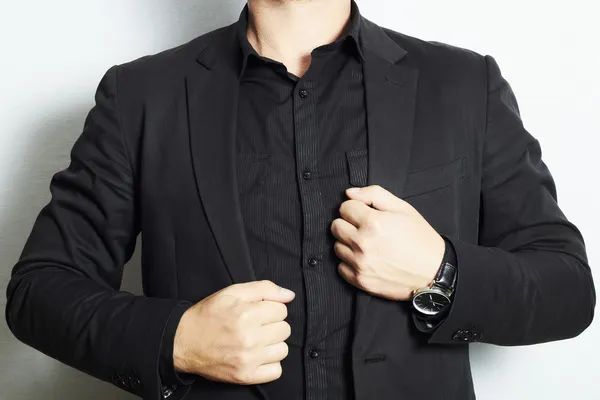 Человек в деловом костюме и черной шинели — стоковое фото