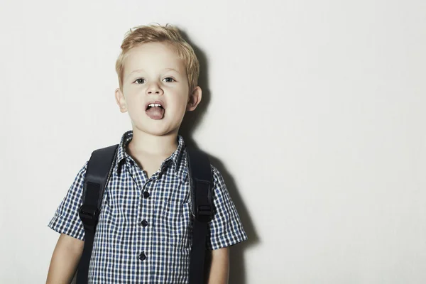 Grappige kleine kid.children.emotion.tongue uit zijn mond — Stockfoto