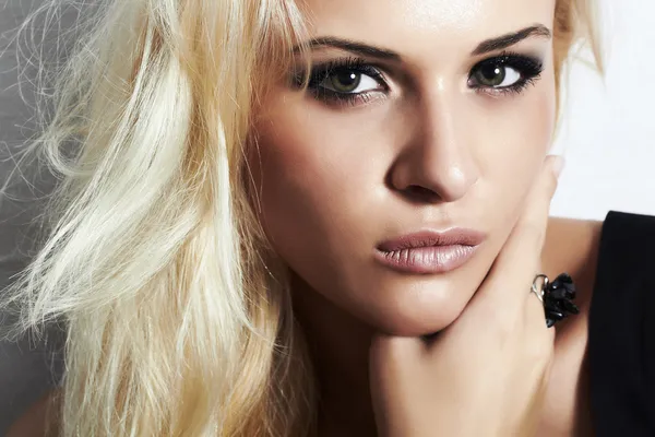 Piękna blond dziewczyna z dymu eyes.beauty woman.professional makijaż — Zdjęcie stockowe