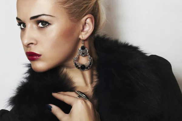 Prachtige blond woman.jewelry en schoonheid. fur.Red lippen — Stockfoto