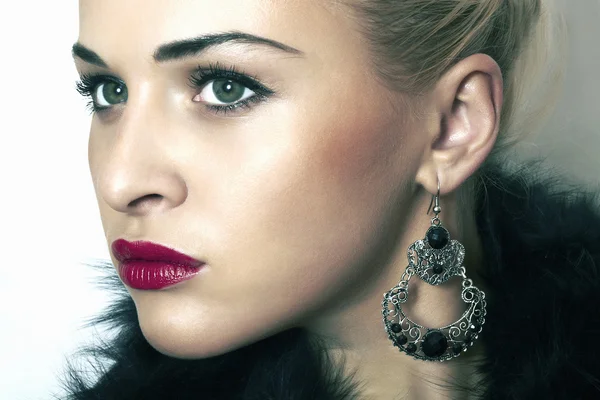 美しいブロンド woman.jewelry と beauty.red lips.close アップ — ストック写真