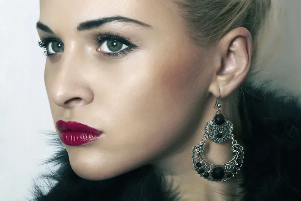 Fur.jewelry と beauty.red の唇にはブロンド美人 — ストック写真