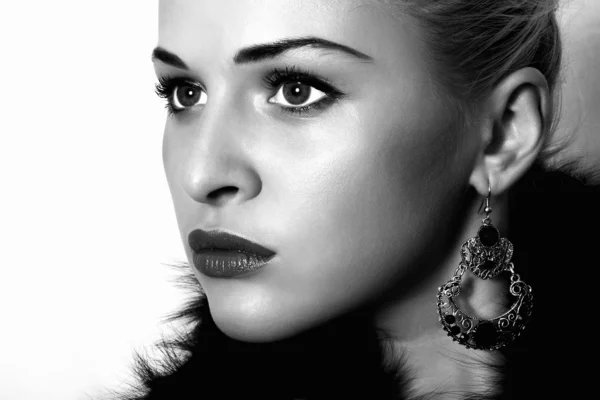 Vacker blond woman.jewelry och beauty.ornamentation. Monokrom — Stockfoto