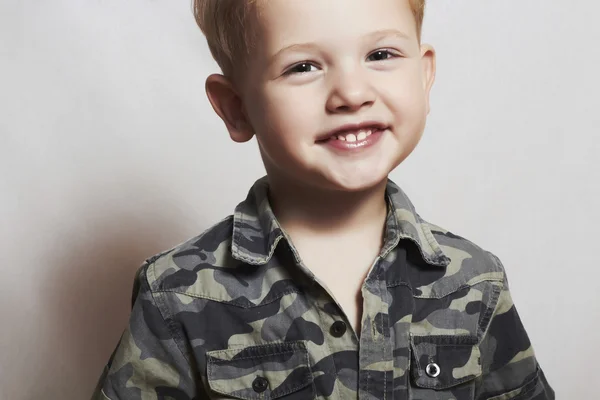 Lächelndes Kind. Lustiger kleiner Junge. Nahaufnahme. Freude. 4 Augen alt. Militärhemd — Stockfoto