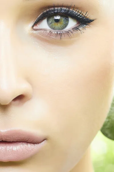 Hermoso ojo verde de mujer. Cara de belleza. Maquillaje. — Foto de Stock