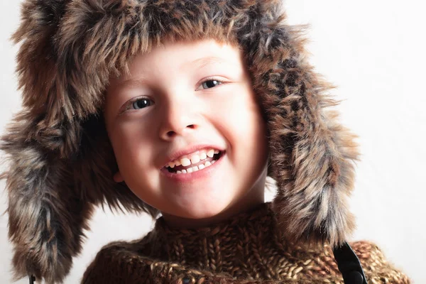 Kürk şapka içinde komik gülen çocuk. moda çocuk. Kış stil. küçük bir çocuk. çocuklar — Stok fotoğraf