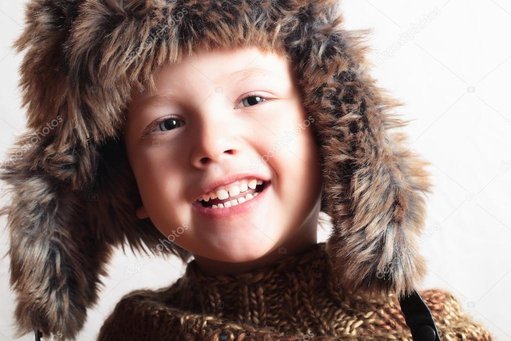毛皮の帽子の面白い笑顔子供 ファッション子供 冬のスタイル 小さな男の子 子供 ストック写真 C Eugenepartyzan 毛皮の帽子の面白い笑顔子供 ファッション子供 冬のスタイル 小さな男の子 子供 ストック写真 C Eugenepartyzan