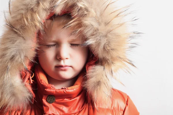 Enfant avec capuche en fourrure et veste d'hiver orange. fashion kid.children.closed eyes.close-up — Photo