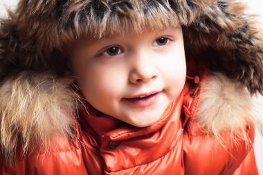 kürk şapka ve turuncu ceketli çocuk. moda kid.children.close up.winter stili