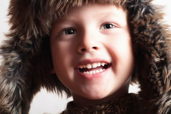 Kürk şapka içinde komik gülen çocuk. moda çocuk. Kış stil — Stok fotoğraf