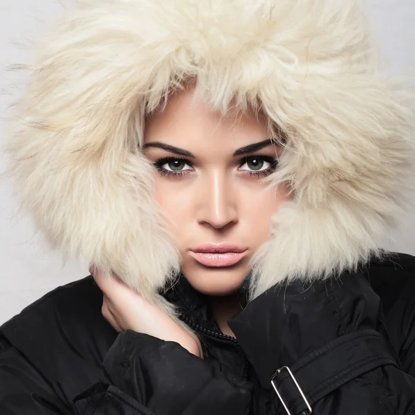 Bella donna con la pelliccia. cappuccio bianco. inverno style.make-up — Foto Stock