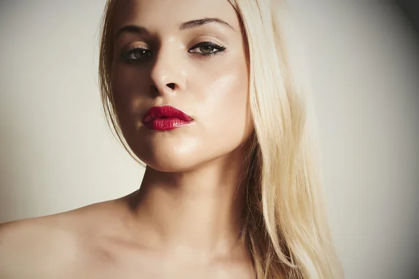 赤 lips.close アップと美しい金髪の女性 — ストック写真