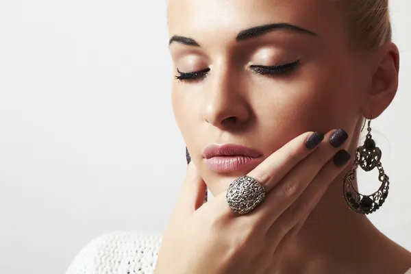 Beautiful woman.Jewelry and Beauty.girl.ornamentation.liquid sand manicure.hairless. — Stock Photo, Image