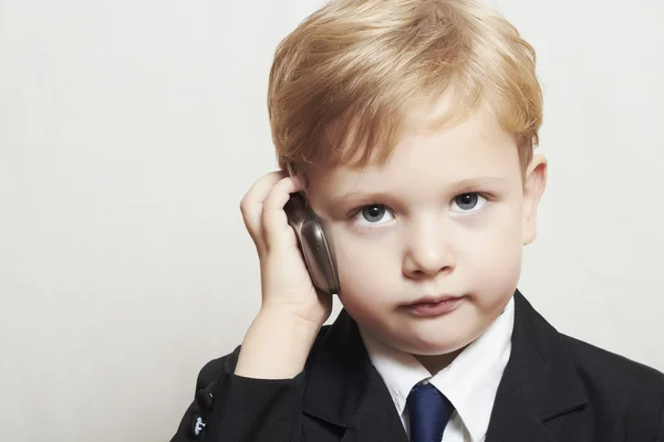 Kleine jongen in pak met mobiele telefoon. knappe kind. modieuze kid — Stockfoto
