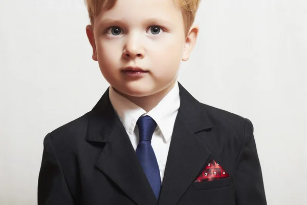 Модный маленький мальчик в костюме. — стоковое фото