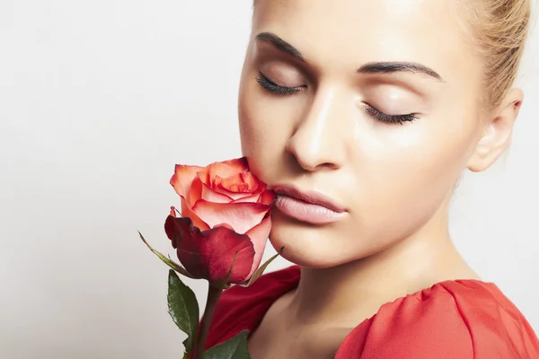 Mädchen und Blume. schöne Frau in roten Kleiden.close-up — Stockfoto