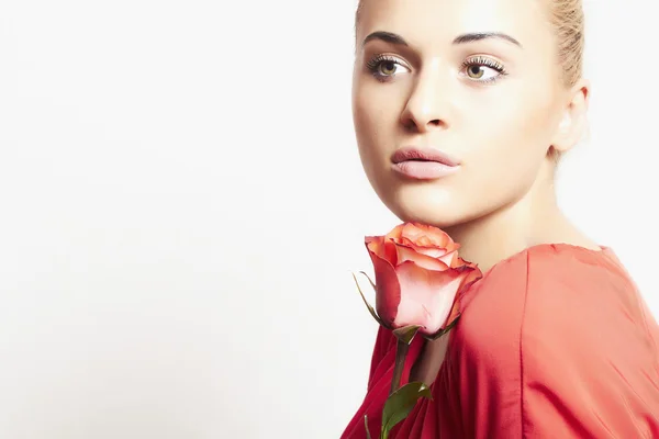 Menina e flor. bela mulher em vestido vermelho — Fotografia de Stock