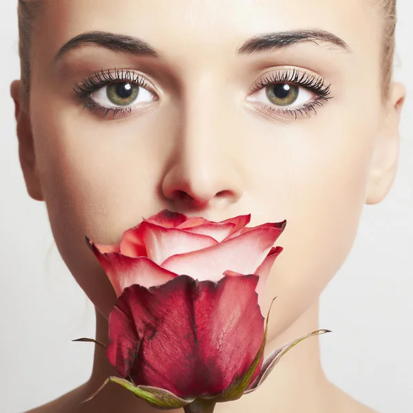 Όμορφη ξανθιά γυναίκα με flower.girl και τριαντάφυλλο — Φωτογραφία Αρχείου