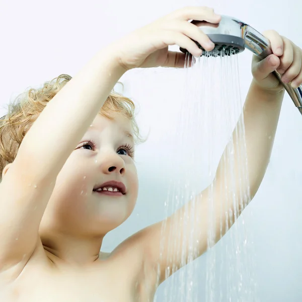 小さな男の子は、shower.bath.child に包まれて — ストック写真