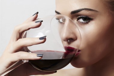 güzel sarışın kadın kırmızı wine.make up.red dudakları içme