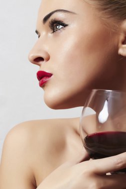 güzel sarışın kadın wineglass.red lips.dry kırmızı şarap ile
