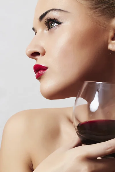 Mulher loira bonita com vinho tinto wineglass.red lips.dry — Fotografia de Stock