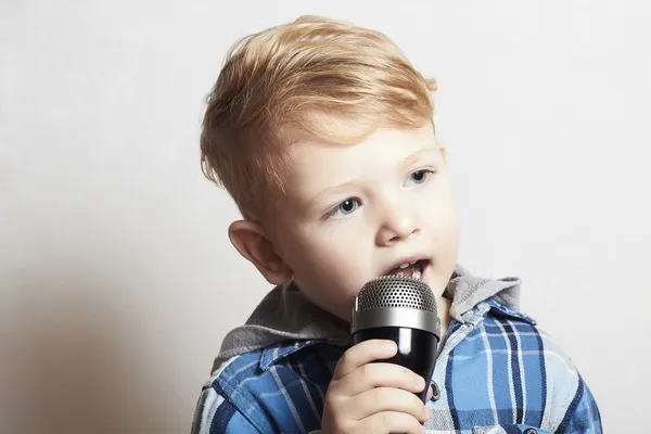 Little boy singing in microphone.child in karaoke.music — Stock Photo, Image