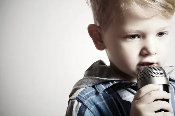Kleiner Junge singt in ein Mikrofon. Kind in Karaoke.fashion — Stockfoto
