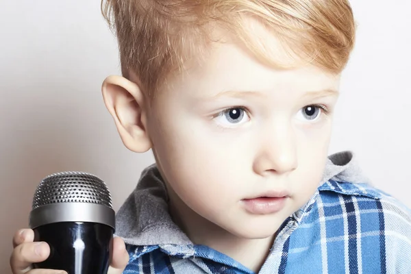 Kisfiú énekelt a microphone.child-karaoke.music — Stock Fotó
