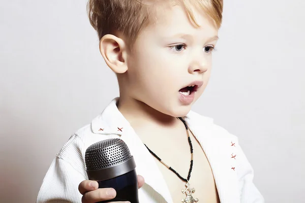 Kleine jongen zingen in microphone.child in karaoke.rock muziek — Stockfoto