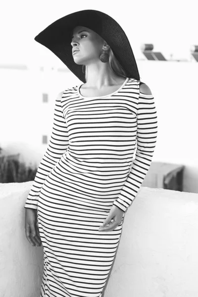Mooie vrouw in de hoed. monochrome.ladylike — Stockfoto