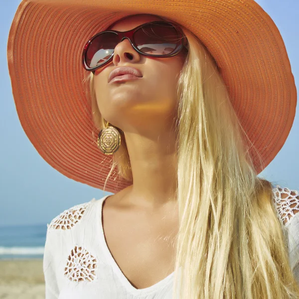 Beautiful woman in hat on the beach.summer girl in sunglasses — Stockfoto