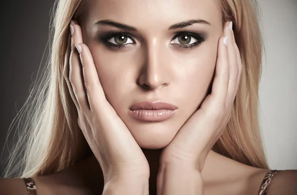 Nahaufnahme Porträt der schönen blonden Mädchen. Schönheit Frauen.Make-up — Stockfoto