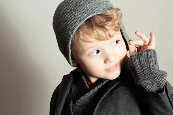 Модний маленький хлопчик. Стильний гарний хлопчик. Діти моди. в костюмі, светрі і кепці. Зимовий стиль — стокове фото
