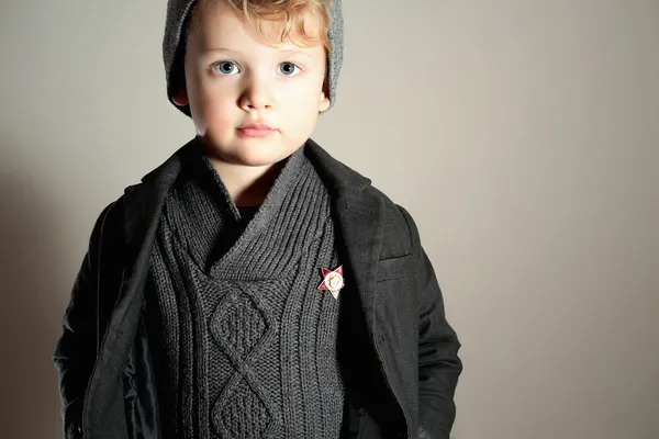 Niño pequeño de moda en Cap.Stylish Kid.Fashion Children.Handsome niño rubio.Winter Style.Warm Coat. Icono —  Fotos de Stock