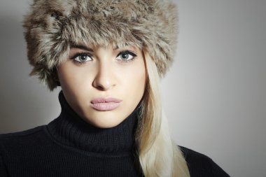 güzel sarışın kadını kürk şapka. Güzellik moda kız. Kış stil