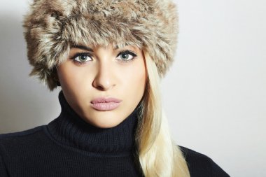 güzel sarışın kadını kürk şapka. Güzellik moda kız. Kış stil