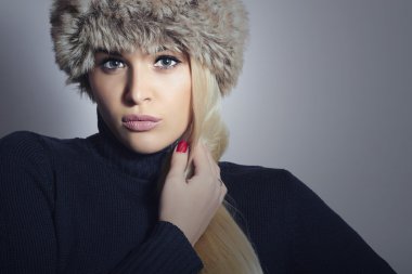 güzel moda sarışın kadın kürk şapka. Kış kız