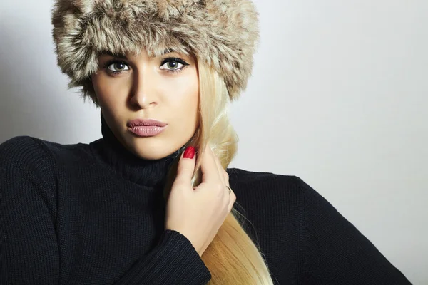 Vackra mode blond kvinna i pälsmössa. skönhet girl.winter — Stockfoto