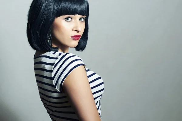 Vacker brunett flicka i dress.black hair.beauty kvinna fringe — Stockfoto