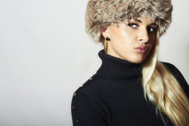 güzel sarışın genç kadın kız moda kürk hat.beauty