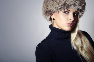 güzel sarışın genç kadın kürk şapka. Güzellik moda kız. Kış stil. Yeşil gözlü. kalıcı makyaj. Altın elma