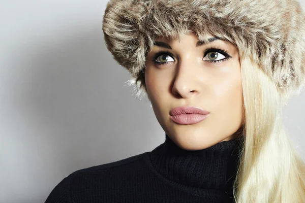 Schöne blonde junge Frau mit Pelzmütze. Schönheit Mädchen. Winter — Stockfoto