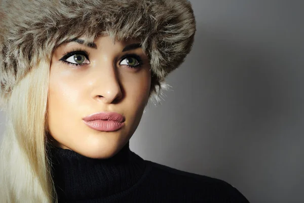 Bella bionda giovane donna in pelliccia cappello. Bellezza. Inverno — Foto Stock