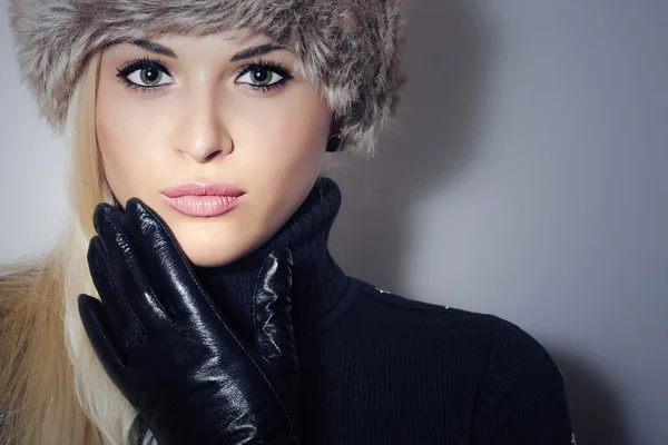 Mulher jovem loira bonita em chapéu de pele. Menina beleza em luvas de couro preto. Moda de Inverno. Modelo bonito — Fotografia de Stock