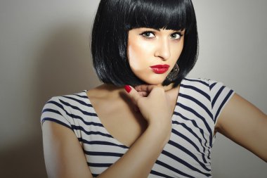 güzel esmer kız giydir. siyah hair.red dudaklar. güzellik kadın ile fringe.red manikür