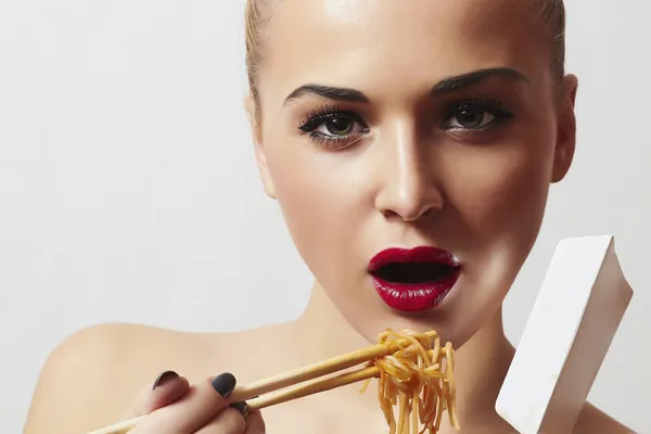 Schöne Frau essen Nudel.red lips.chinese sticks. Fast Food-Lieferung. Mahlzeit genießen — Stockfoto