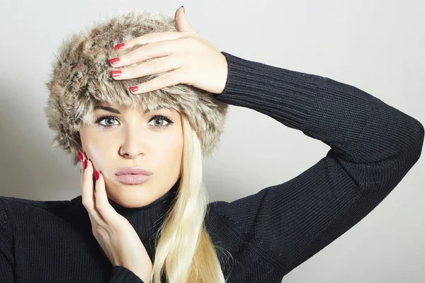 Kürk şapkalı güzel sarışın bir kadın. güzel kız. Kış stil. Manikür — Stockfoto